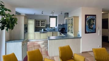 KĂŒhlschrank, Mikrowelle, Ofen, Herdplatte