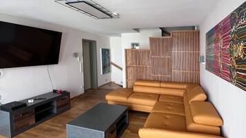 Smart-TV, Kamin, Videospiele, Stereoanlage