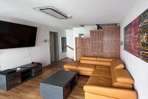 Smart-TV, Kamin, Videospiele, Stereoanlage