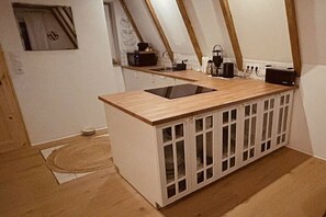 Fridge, microwave, oven, stovetop - Holiday home with 3 bedrooms (Wurster Nordseeküste)