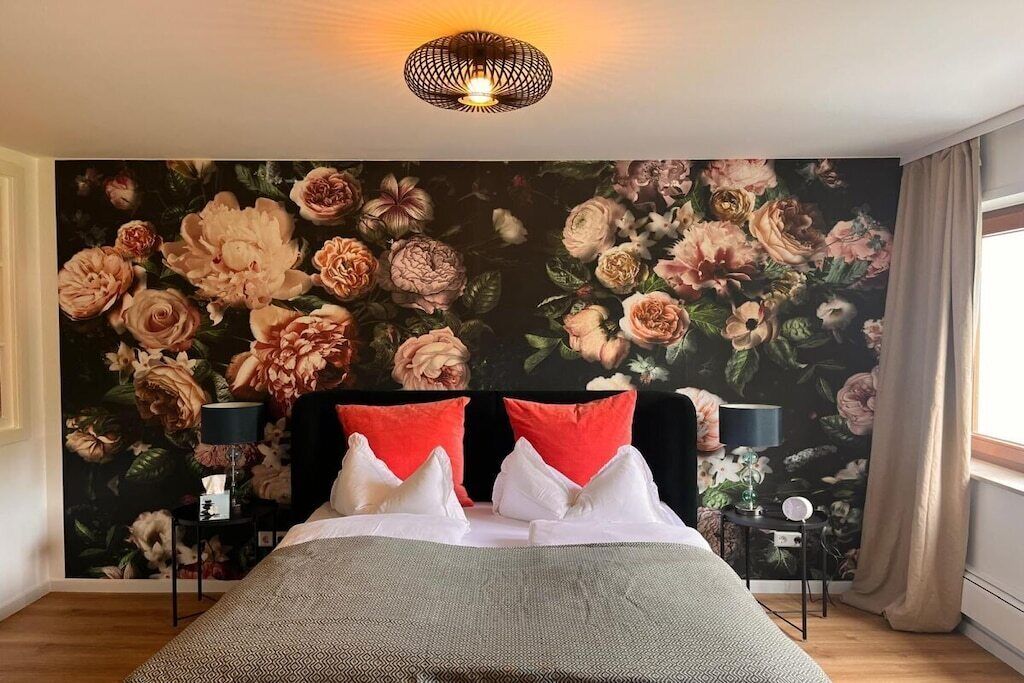 Tabla de planchar con plancha, wifi gratis y ropa de cama 