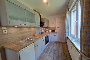 Fridge, microwave, oven, stovetop - Chaffinch in the Tanneneck house (Hohegeiss)
