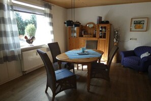 Dining - Chaffinch in the Tanneneck house (Hohegeiss)
