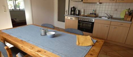 Microondas, horno, parrilla de estufa y lavavajillas