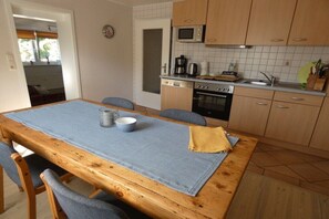 Microwave, oven, stovetop, dishwasher - Holiday apartment with 3 bedrooms (Braunlage-Hohegeiß)