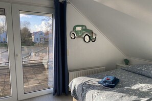 3 bedrooms, travel cot, free WiFi, bed sheets