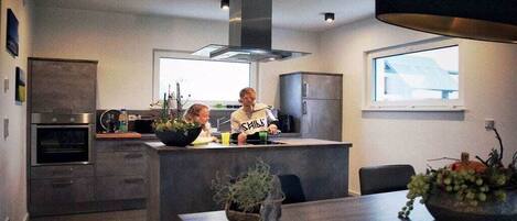 雪櫃、微波爐、焗爐、爐具