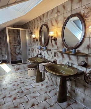 Dusche, Haartrockner, Bidet