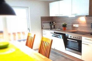 Fridge, oven, stovetop, dishwasher - 3 in the Linder holiday home (Fischen)