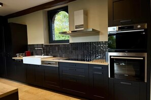 Jääkaappi, mikroaaltouuni, uuni, liesi