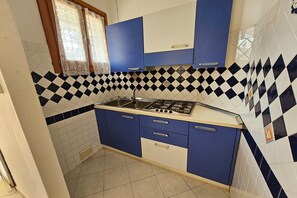 Fridge, stovetop, dining tables - Pleasant apartment in Rosolina Mare with balcony (Rosolina Mare (RO))