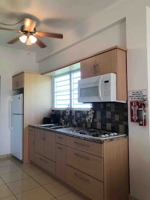 Coffee/tea maker, microwave, toaster, cookware/dishes/utensils - Apartments Pepe's View - D (Bajío)