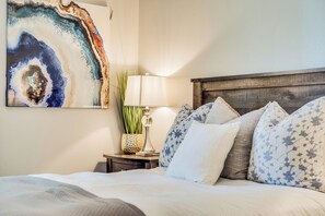 2 bedrooms, iron/ironing board, travel cot, free WiFi - Vaulted Ceilings + Cozy Layout | Walk to Beach + Downtown Close | Pinegrove (Tahoe City)