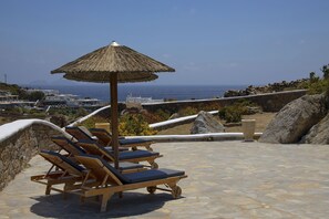 Terrace/patio - My Rental Homes - Villa Cassandra, less than 2 km from the beach with pool (Mykonos)