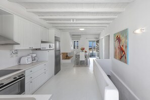 Fridge, microwave, oven, stovetop - My Rental Homes - Villa Cassandra, less than 2 km from the beach with pool (Mykonos)