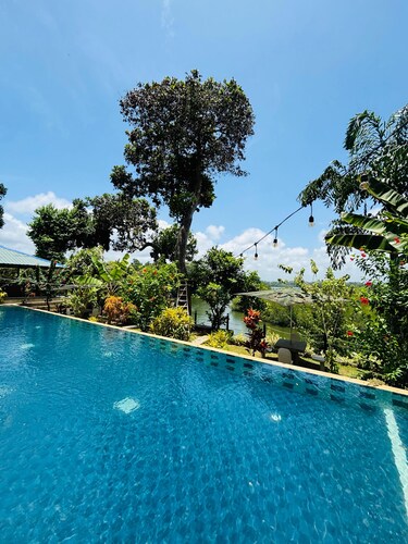 River Edge - Perfect 4-bedroom villa with AC in adorable Balapitiya