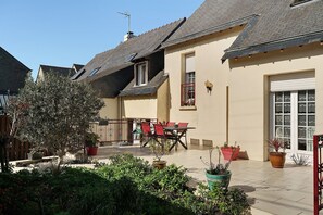Outdoor dining - Bed and Breakfast 'Reine' with Shared Terrace and Wi-Fi (Cancale)