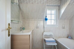 Shower, hair dryer, towels - Bed and Breakfast 'Reine' with Shared Terrace and Wi-Fi (Cancale)