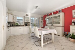 Dining - Bed and Breakfast 'Reine' with Shared Terrace and Wi-Fi (Cancale)