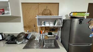 Réfrigérateur, micro-ondes, plaque de cuisson, bouilloire électrique