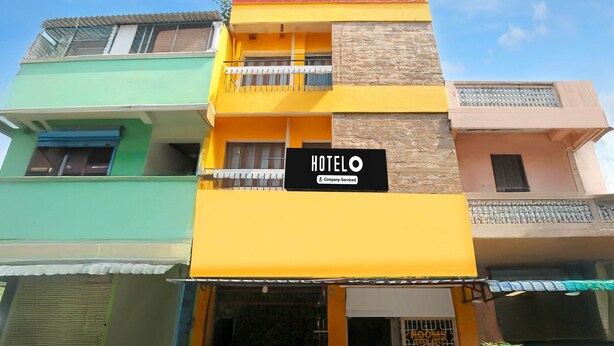 Un hotel de varios pisos con un letrero que indica que ofrece servicios para empresas.