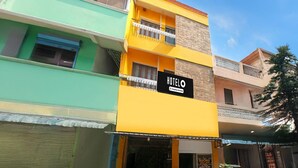 Un hotel de varios pisos con un letrero que dice 'HOTEL & Company Service'.