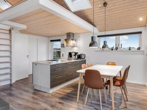 Kühlschrank, Mikrowelle, Geschirrspüler, Kochgeschirr/Geschirr/Besteck