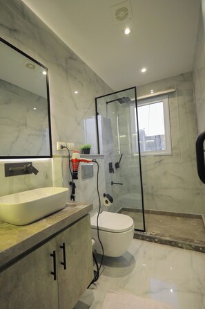 Shower, hair dryer, bidet, towels - First Site OF Pyramids View king-Bed & Jacuzzi (Giza Governorate)