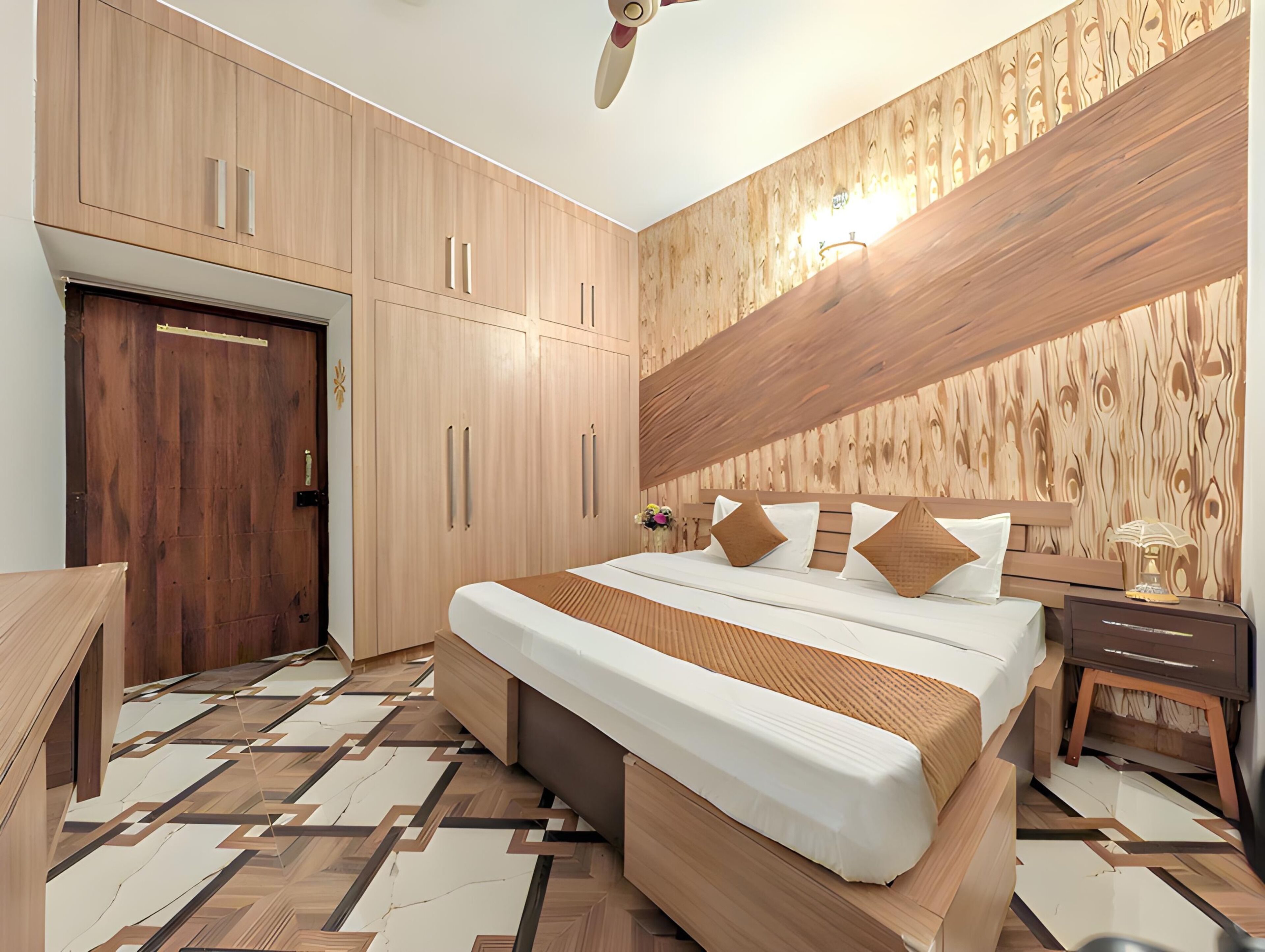 Tabla de planchar con plancha, wifi gratis y ropa de cama 