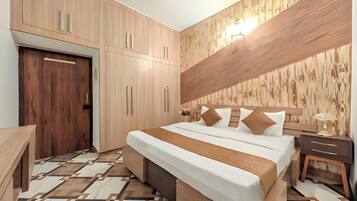 Tabla de planchar con plancha, wifi gratis y ropa de cama