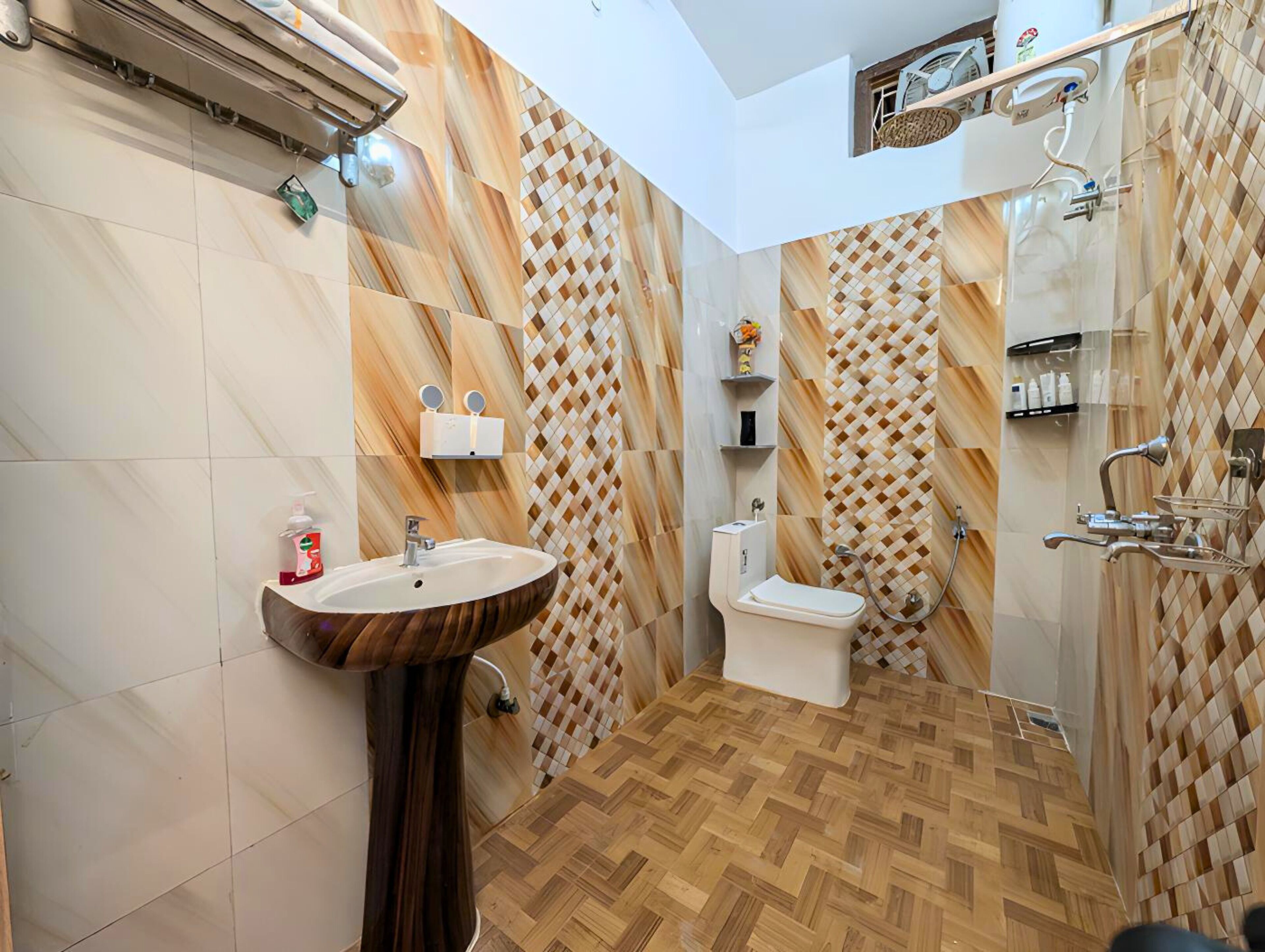 Ein Badezimmer mit einem Holzkosmetikschrank, einem Waschbecken, einer Toilette und einer Duschkabine.