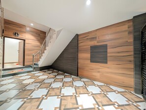 المنشأة من الداخل