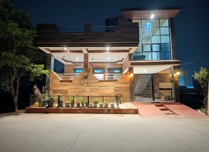 المنشأة من الخارج