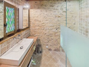 Shower, hair dryer - Valley View – Large house for 10 – Pool (Les Eyzies-de-Tayac-Sireuil)