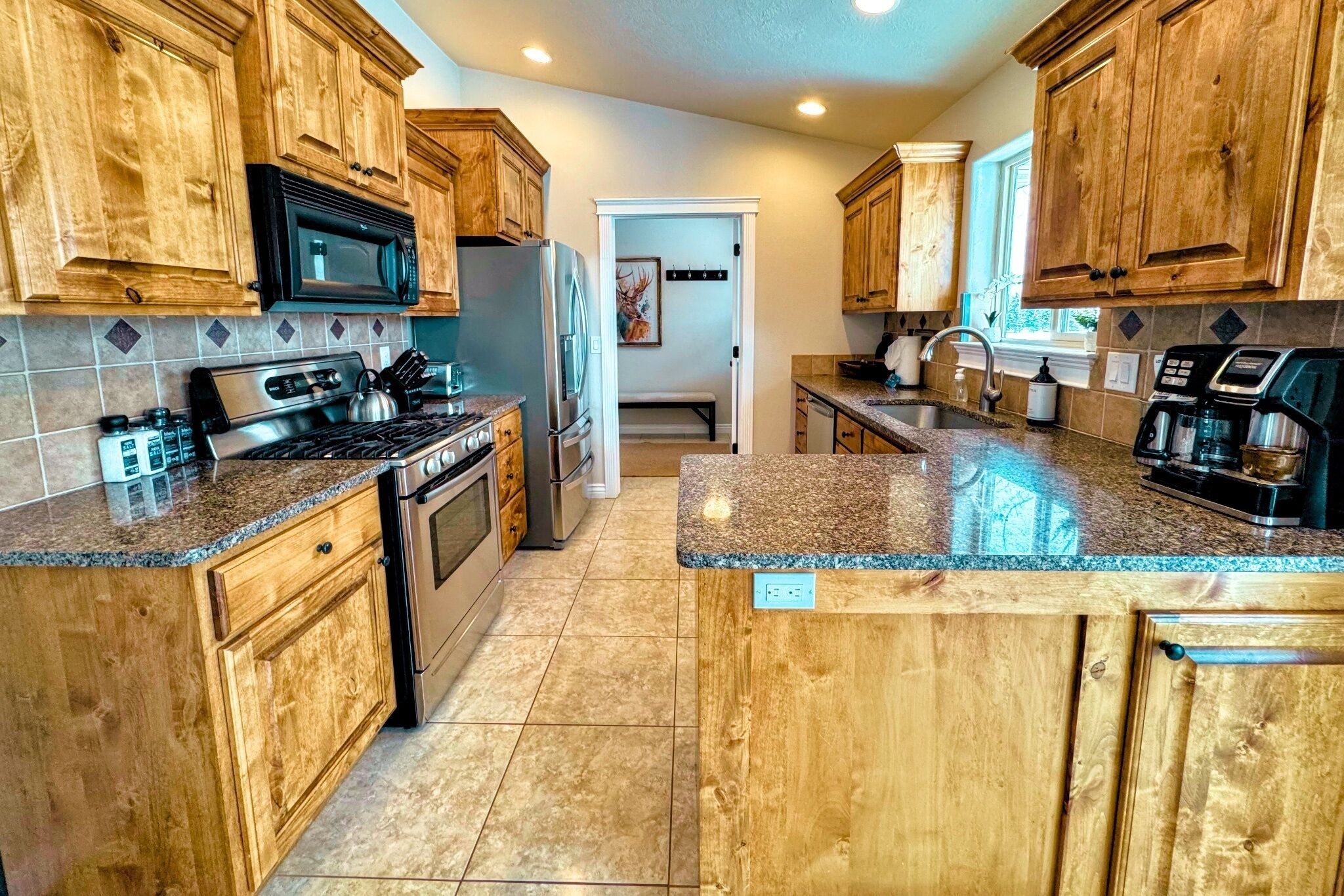 ثلاجة، ميكروويف، فرن، موقد طهي مسط ح