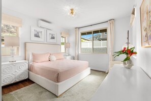 4 habitaciones, escritorio y tabla de planchar con plancha