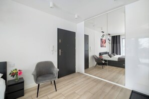 Tabla de planchar con plancha, cuna de viaje, wifi y ropa de cama