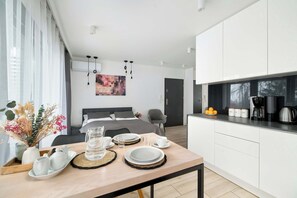 Tabla de planchar con plancha, cuna de viaje, wifi y ropa de cama