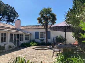 Outdoor dining - Pool, 600m from the beach, 6 adults 4 children (La Guérinière)