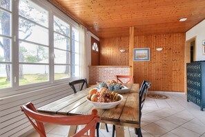 Dining - Pool, 600m from the beach, 6 adults 4 children (La Guérinière)