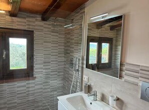 Bidet, towels, toilet paper - Villa La Peleca by Nicola Real Estate (Toscana)