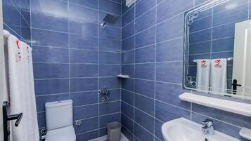 Douche, serviettes fournies, papier toilette