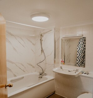 Apartment | Bathroom - Standard Twin Room (Berkeley)