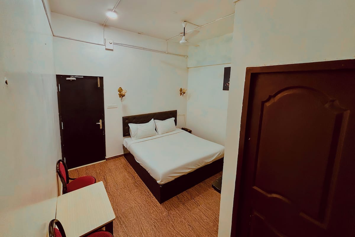 Standard Double Room, City View | Desk, free WiFi