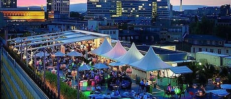 屋外ダイニングエリア