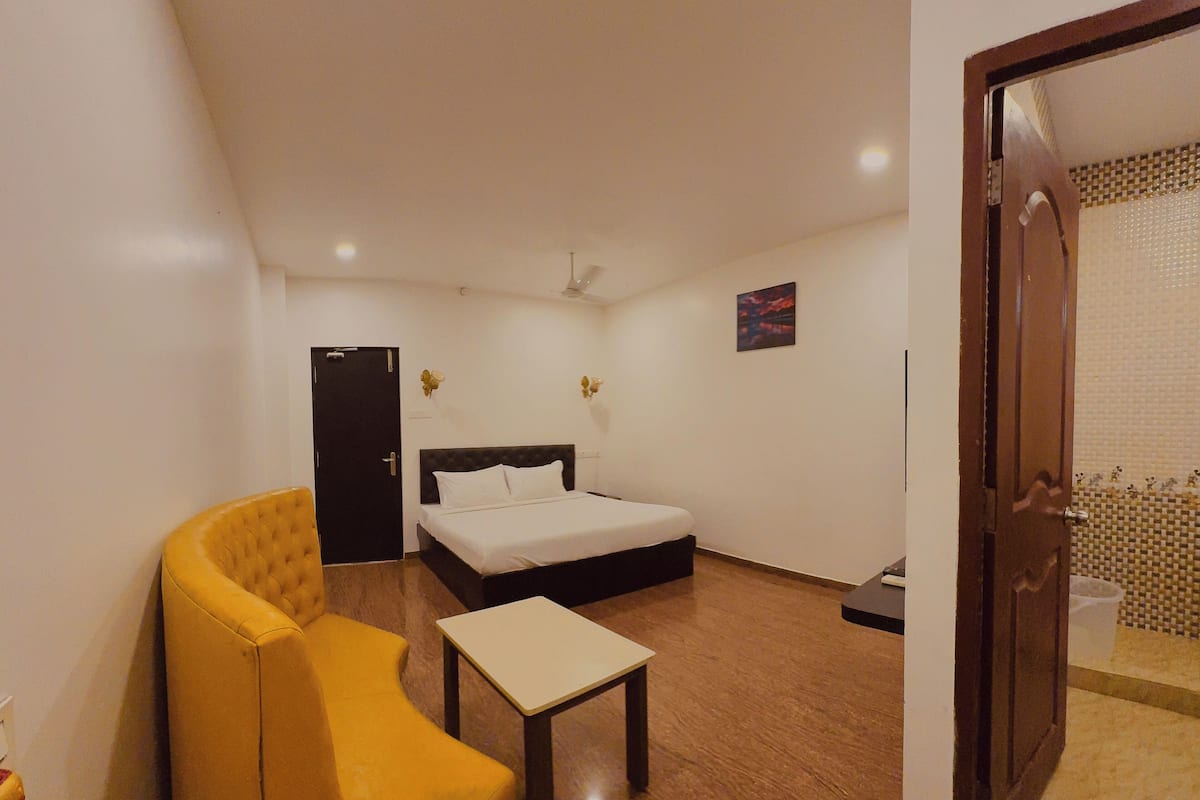 Deluxe Double Room, City View | Desk, free WiFi