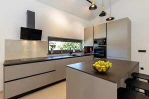 Private kitchen - Modern vacation home "Flores" with private pool & garden - in central Istria (Žužići)