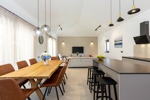Dining - Modern vacation home "Flores" with private pool & garden - in central Istria (Žužići)