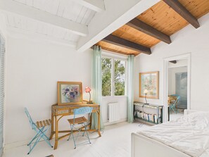 4 bedrooms, iron/ironing board, free WiFi - 800m from the beach, house for 7 with garden (Les Portes-en-Ré)