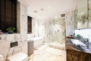 Shower, hair dryer, towels - Designer 2BR/2BA w/ AC Sonos 5min Oxford Circus (Greater London)